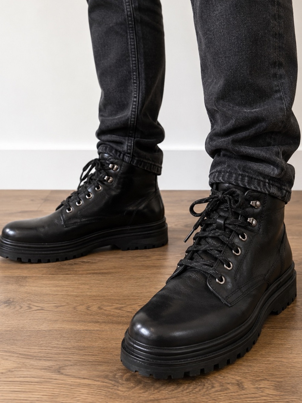 Kamik Men’s Winter Boots Size 9 Black Lace Up Waterproof Rugged Sole
